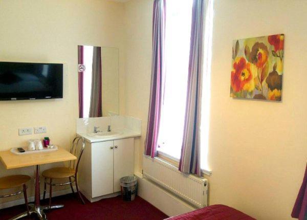 St Nicholas Hotel Harrow Bagian luar foto
