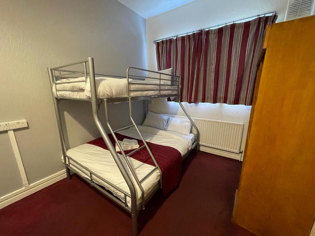 St Nicholas Hotel Harrow Bagian luar foto