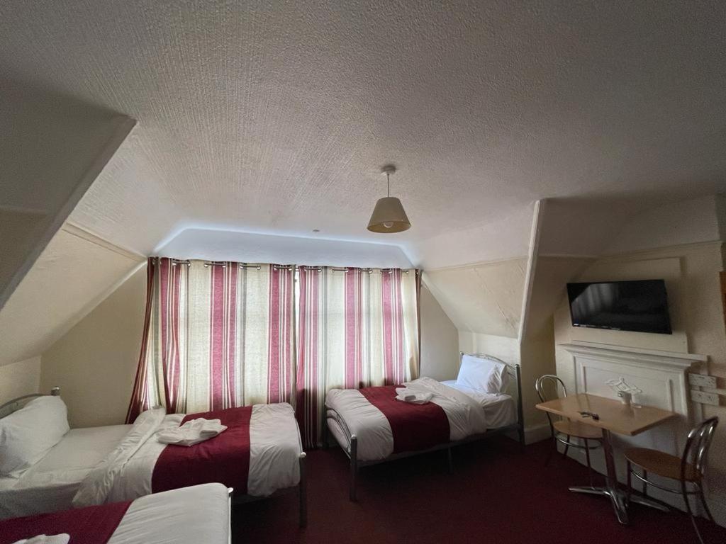 St Nicholas Hotel Harrow Bagian luar foto