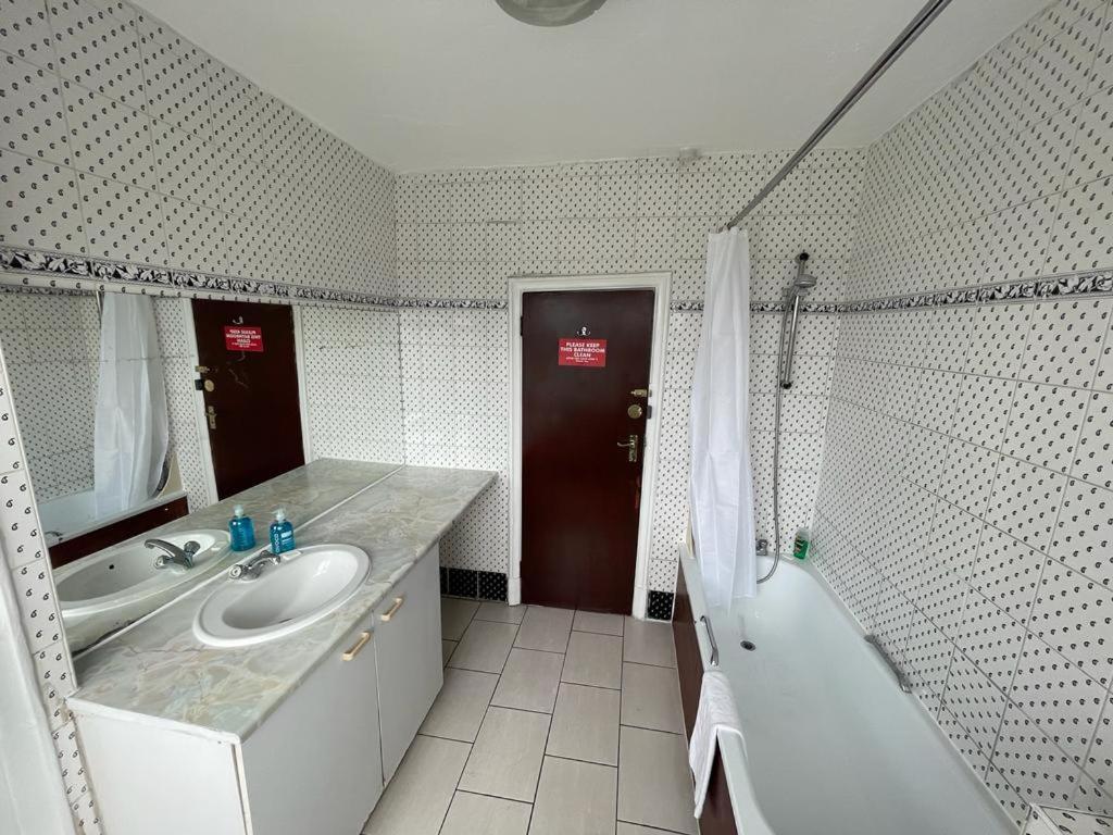 St Nicholas Hotel Harrow Bagian luar foto