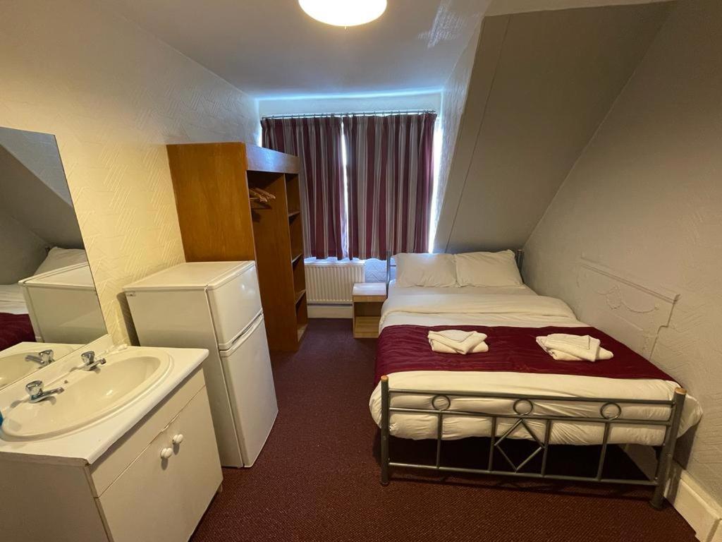 St Nicholas Hotel Harrow Bagian luar foto