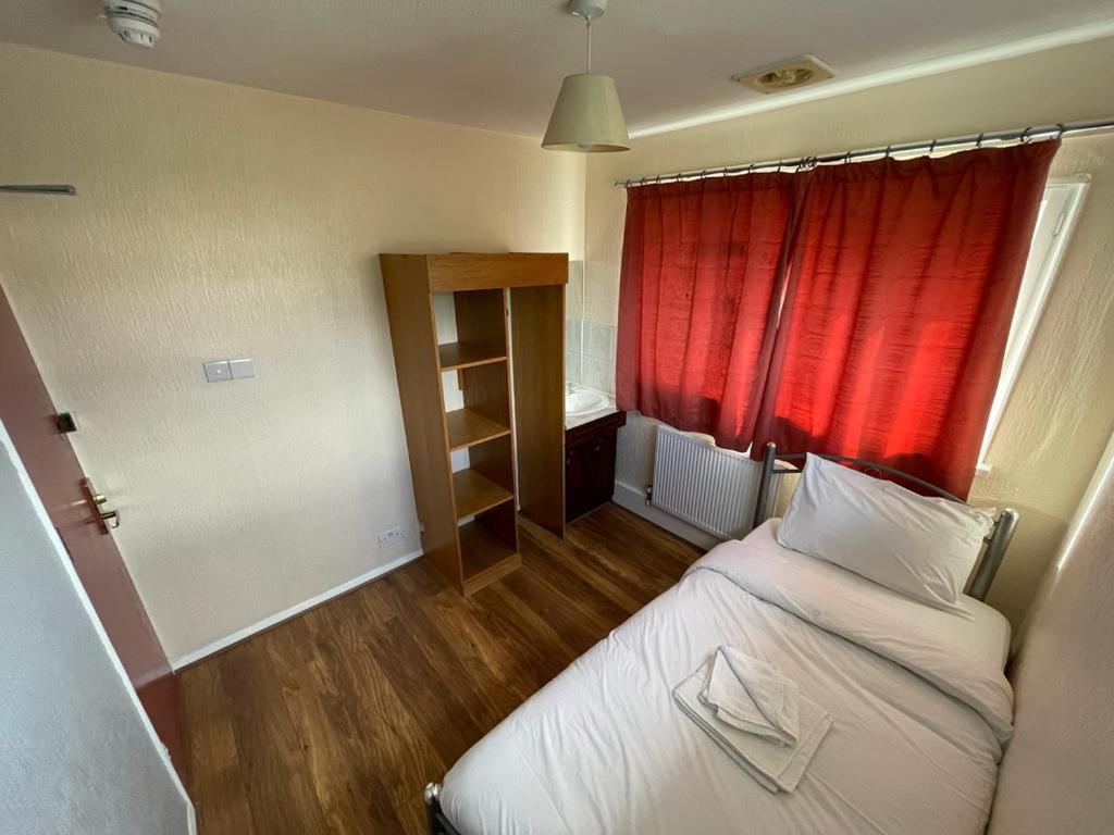 St Nicholas Hotel Harrow Bagian luar foto